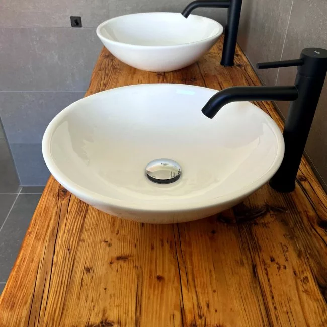 Waschtischunterschrank in grau mit 2 weißen Waschbecken und 2 schwarzen Armaturen auf Waschtischplatte aus Massivholz / Altholz / Gerüstbohlen Farbe honey